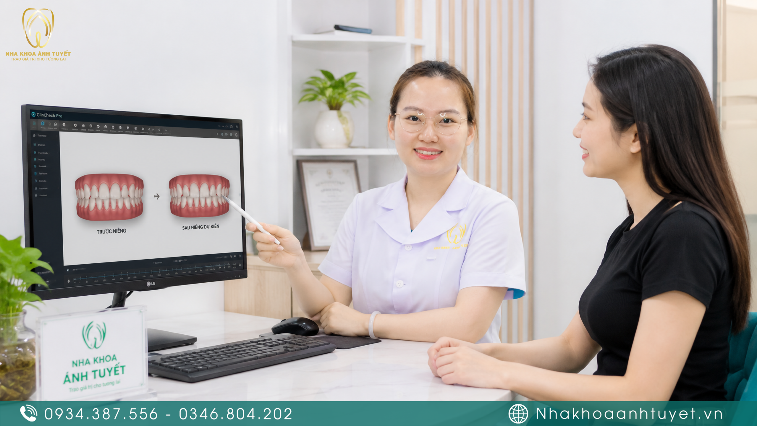 Bác sĩ tư vấn phác đồ niềng răng người lớn trên máy tính 3D