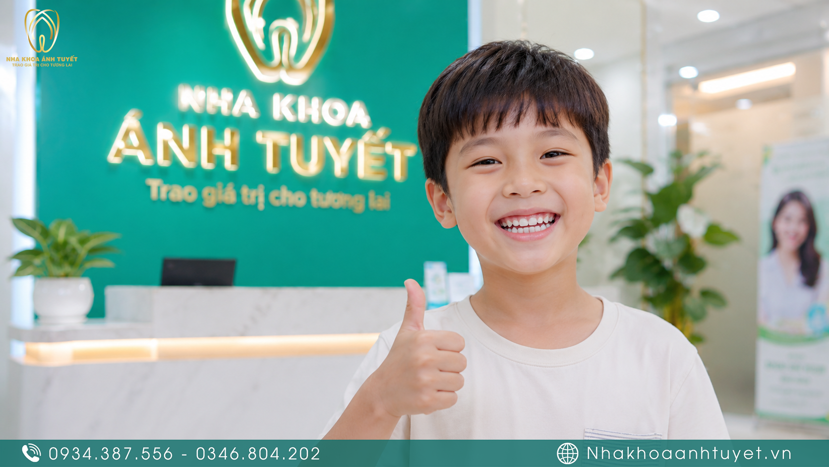 Trẻ nhỏ tự tin mỉm cười sau khi cắm lại răng vĩnh viễn thành công