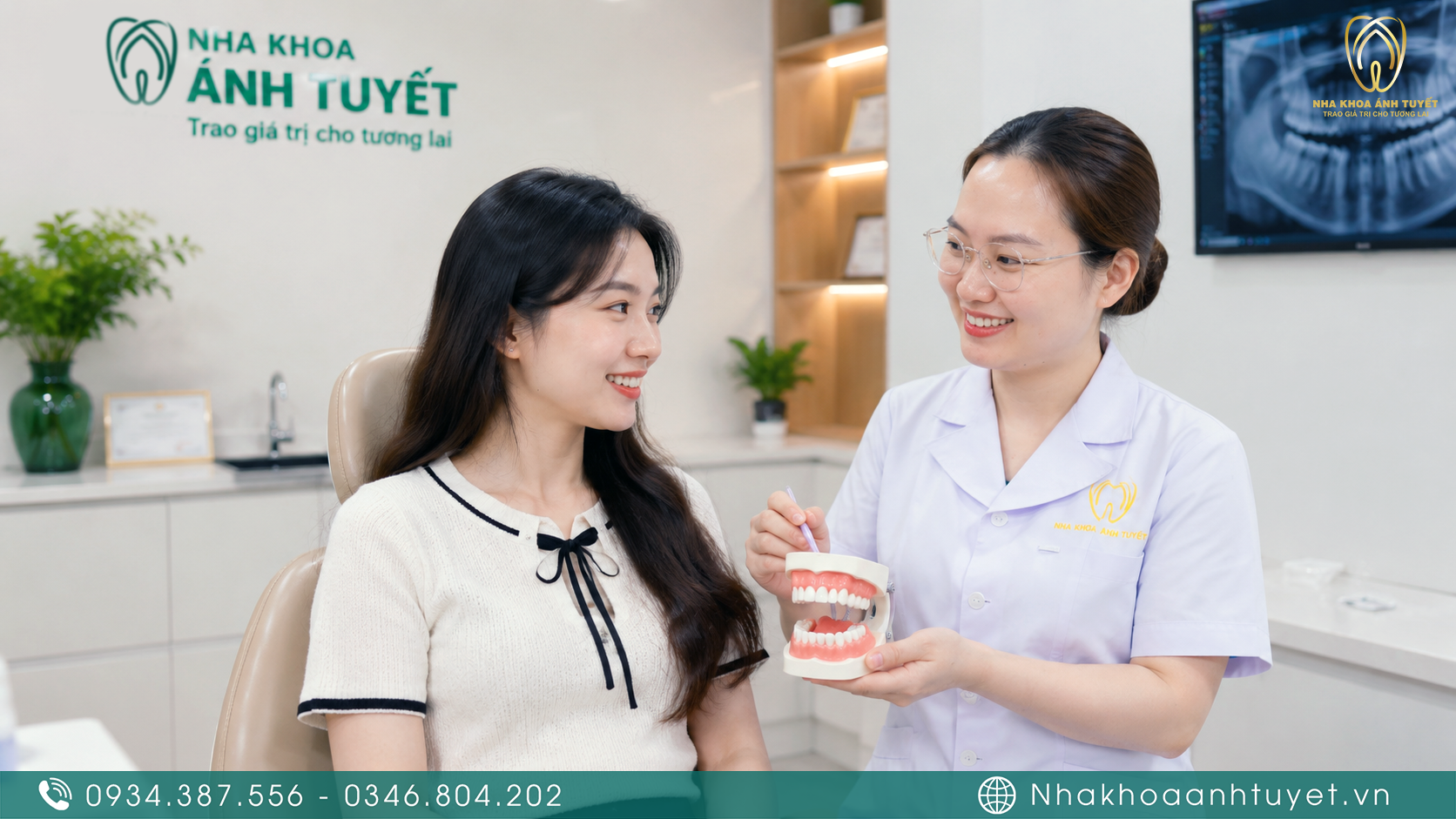 Bệnh nhân thoải mái lắng nghe bác sĩ giải đáp thắc mắc niềng răng có đau không