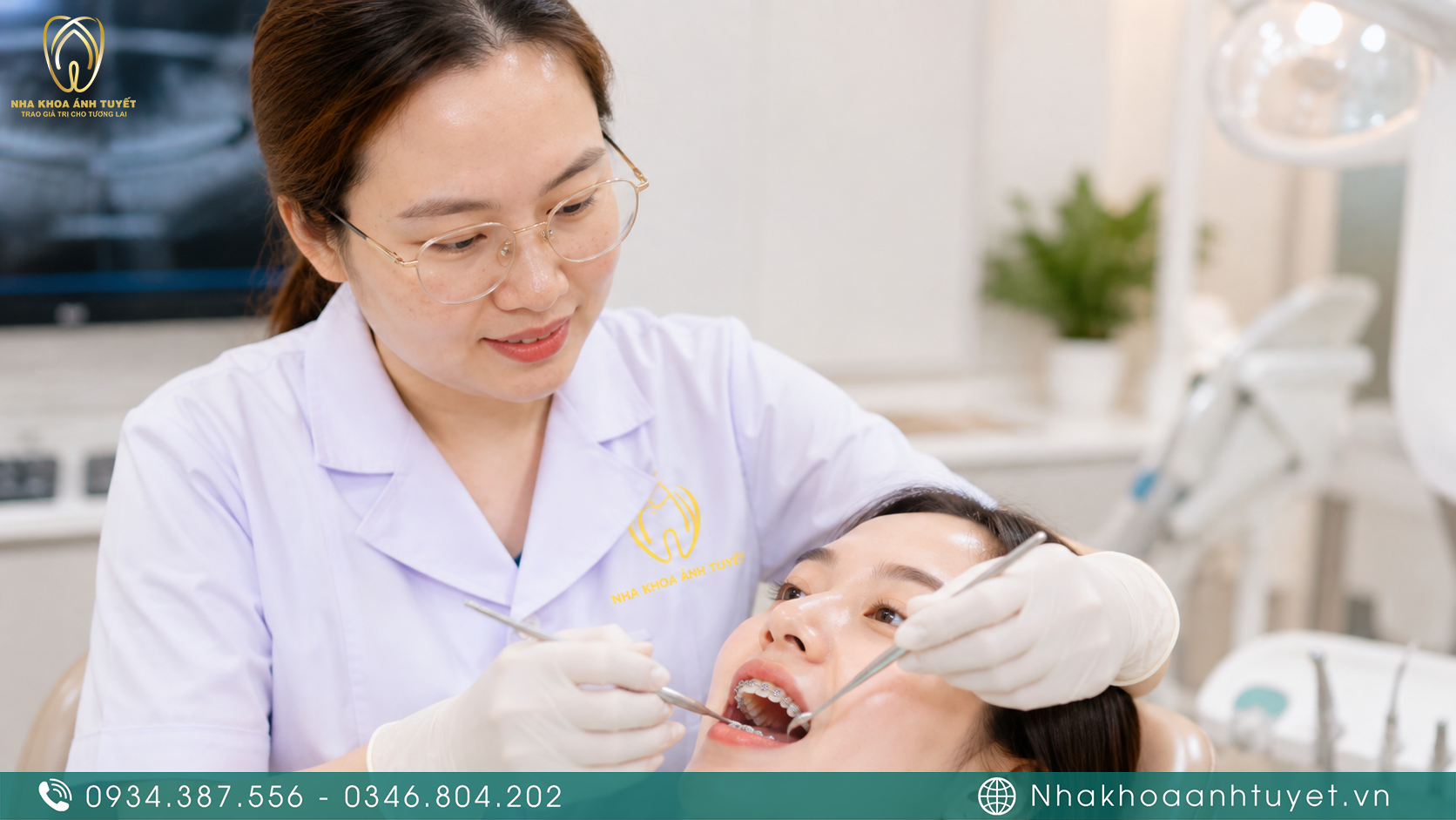 Hình ảnh bác sĩ điều chỉnh dây cung nhẹ nhàng trong đợt tái khám siết răng hàng tháng giải đáp thắc mắc niềng có đau không