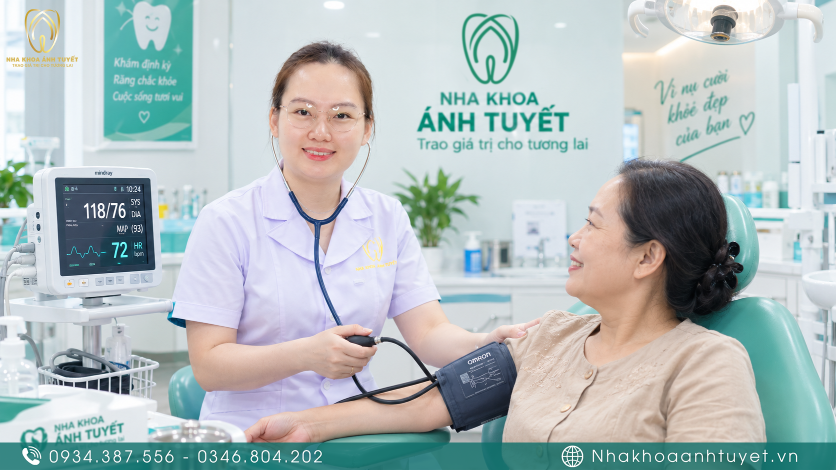 Đo huyết áp và kiểm tra chỉ số sinh hiệu cho bệnh nhân trước khi tiểu phẫu NR
