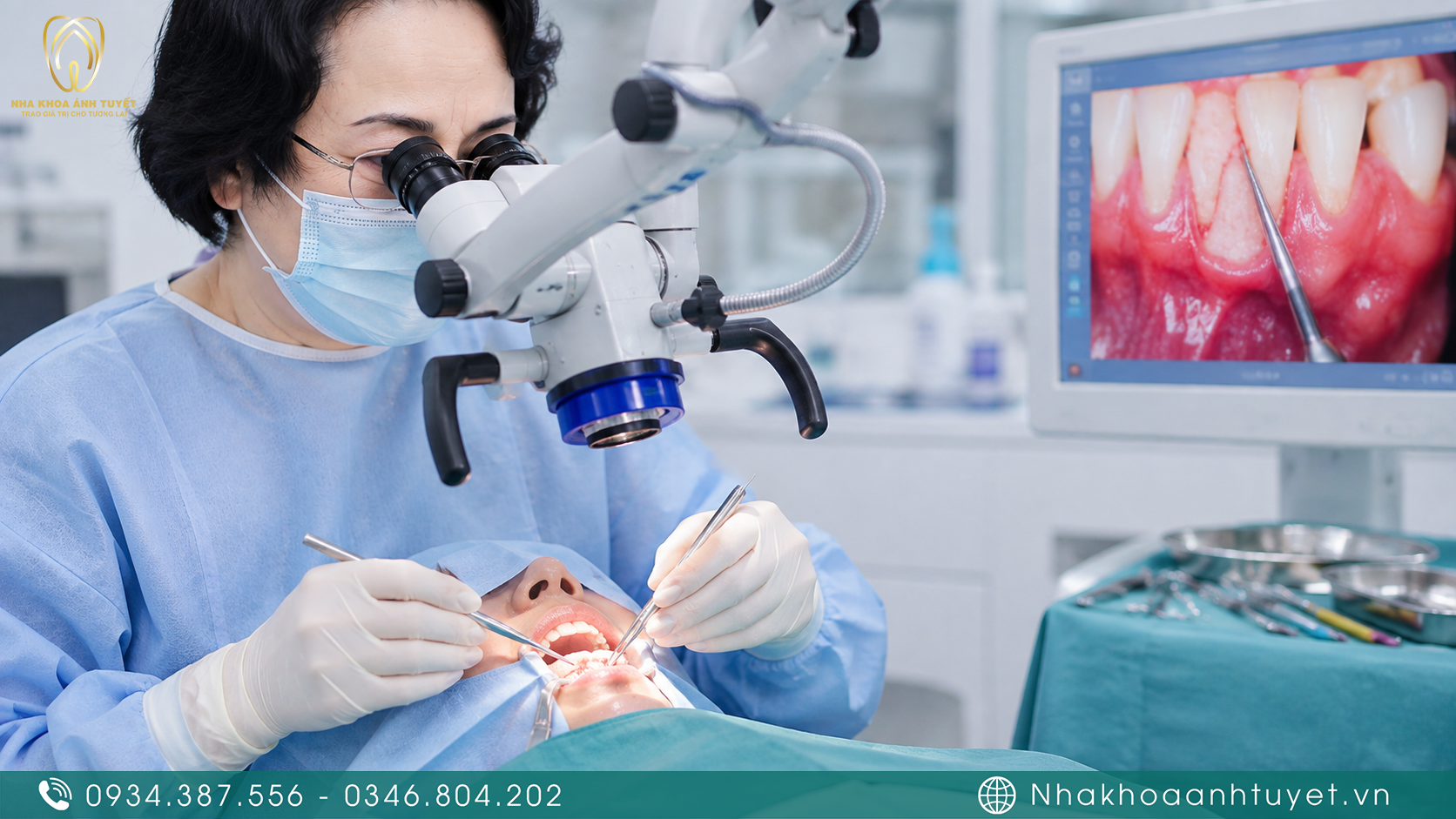 Bác sĩ thực hiện ghép nướu vi phẫu tái tạo hàng rào bảo vệ