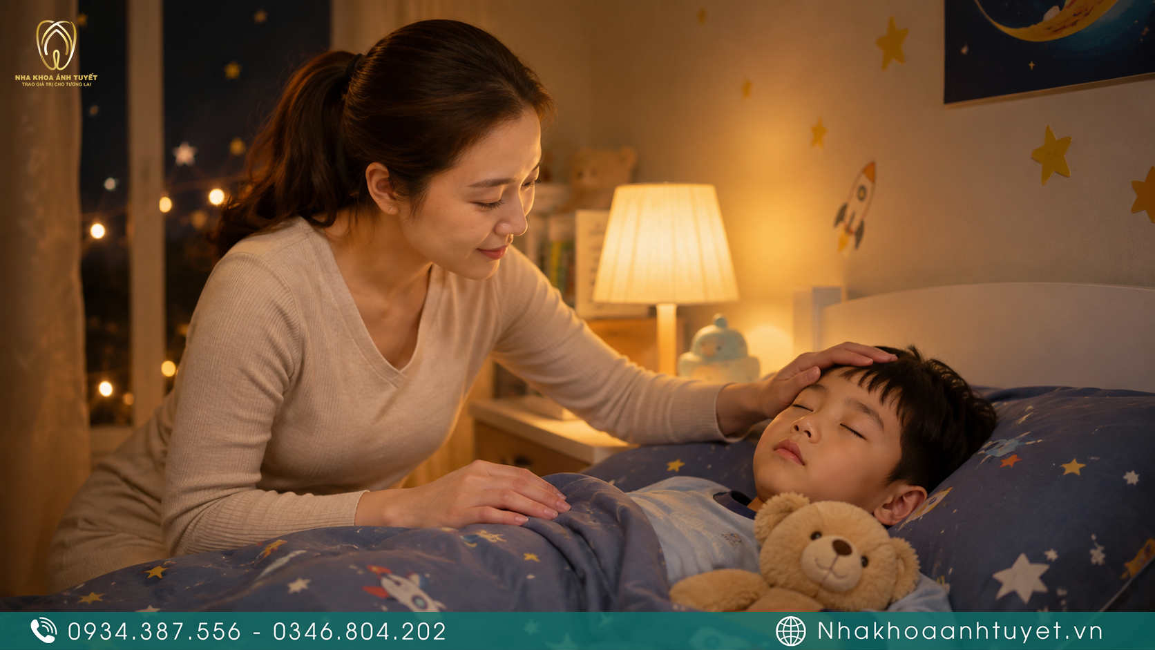 Cha mẹ quan sát giấc ngủ của bé để kiểm tra thói quen thở qua miệng