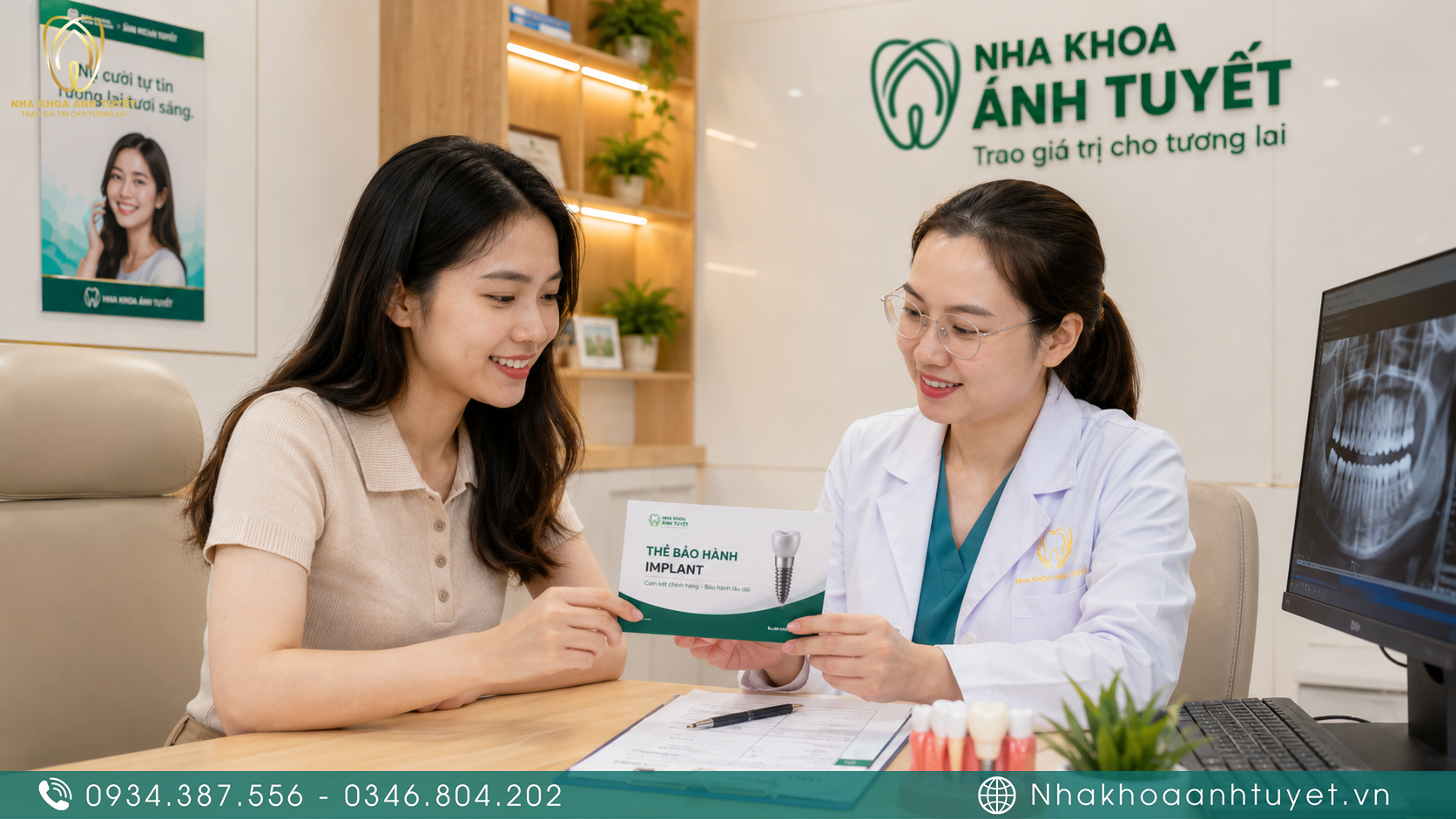 Bệnh nhân tìm hiểu chính sách bảo hành implant và lịch tái khám định kỳ