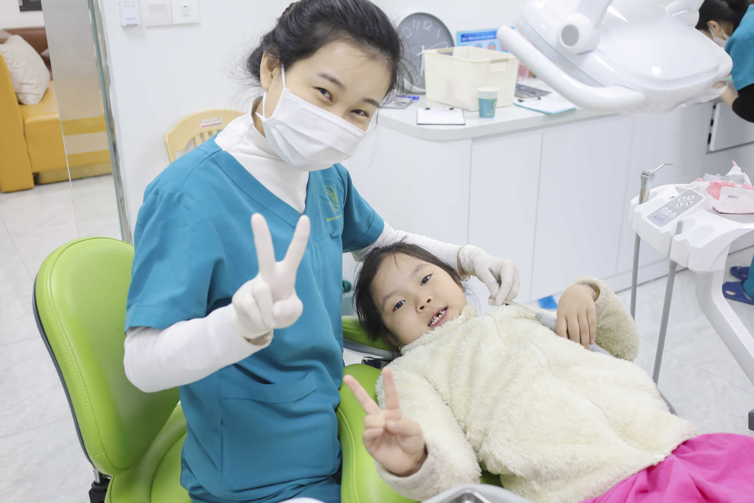 Trẻ Em Khám Răng Tại Nha Khoa Ánh Tuyết