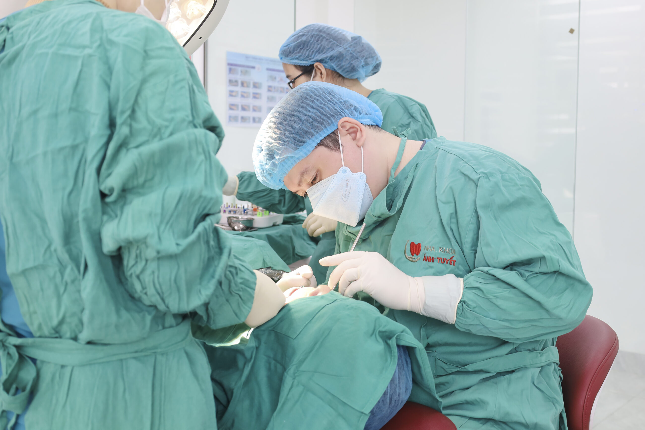 Bác sĩ Nha khoa Ánh Tuyết tiến hành cấy ghép trụ Implant an toàn, nhẹ nhàng