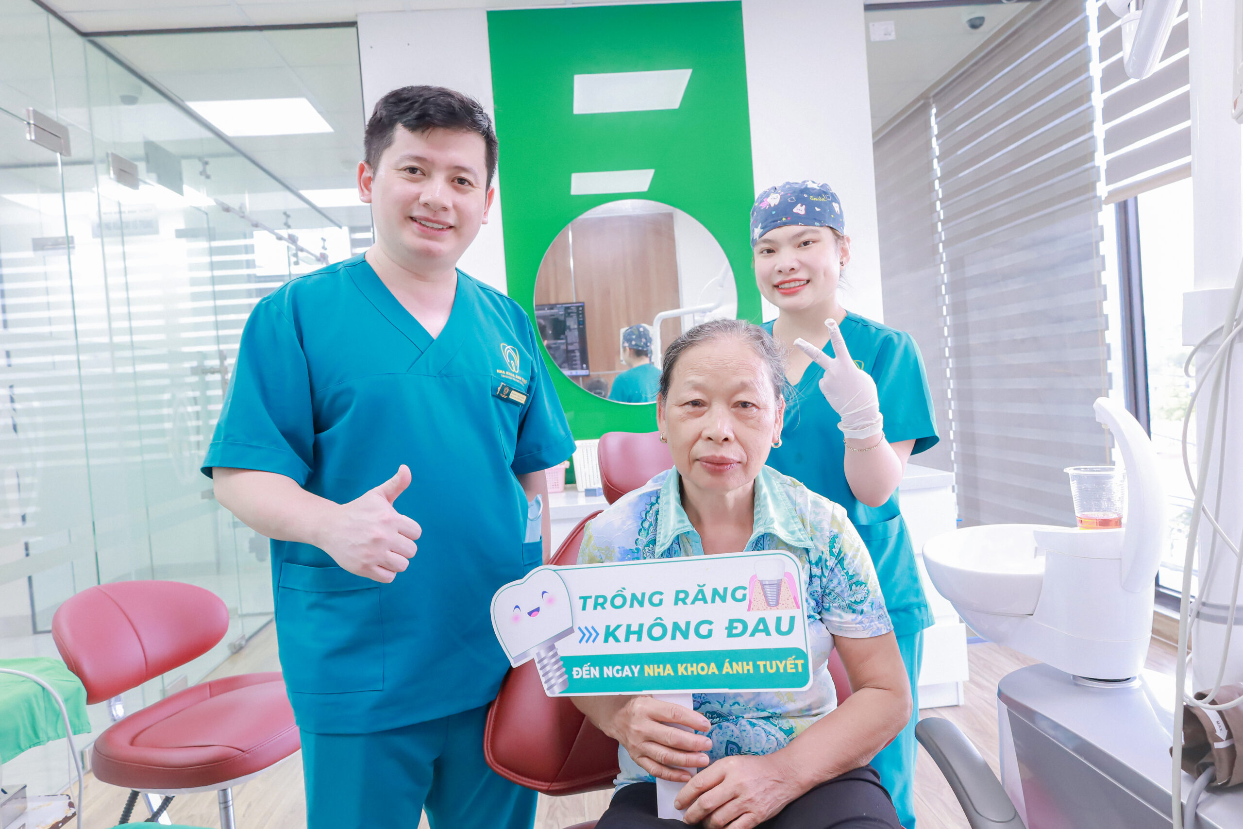 Khách hàng trồng răng tại nha khoa Ánh Tuyết