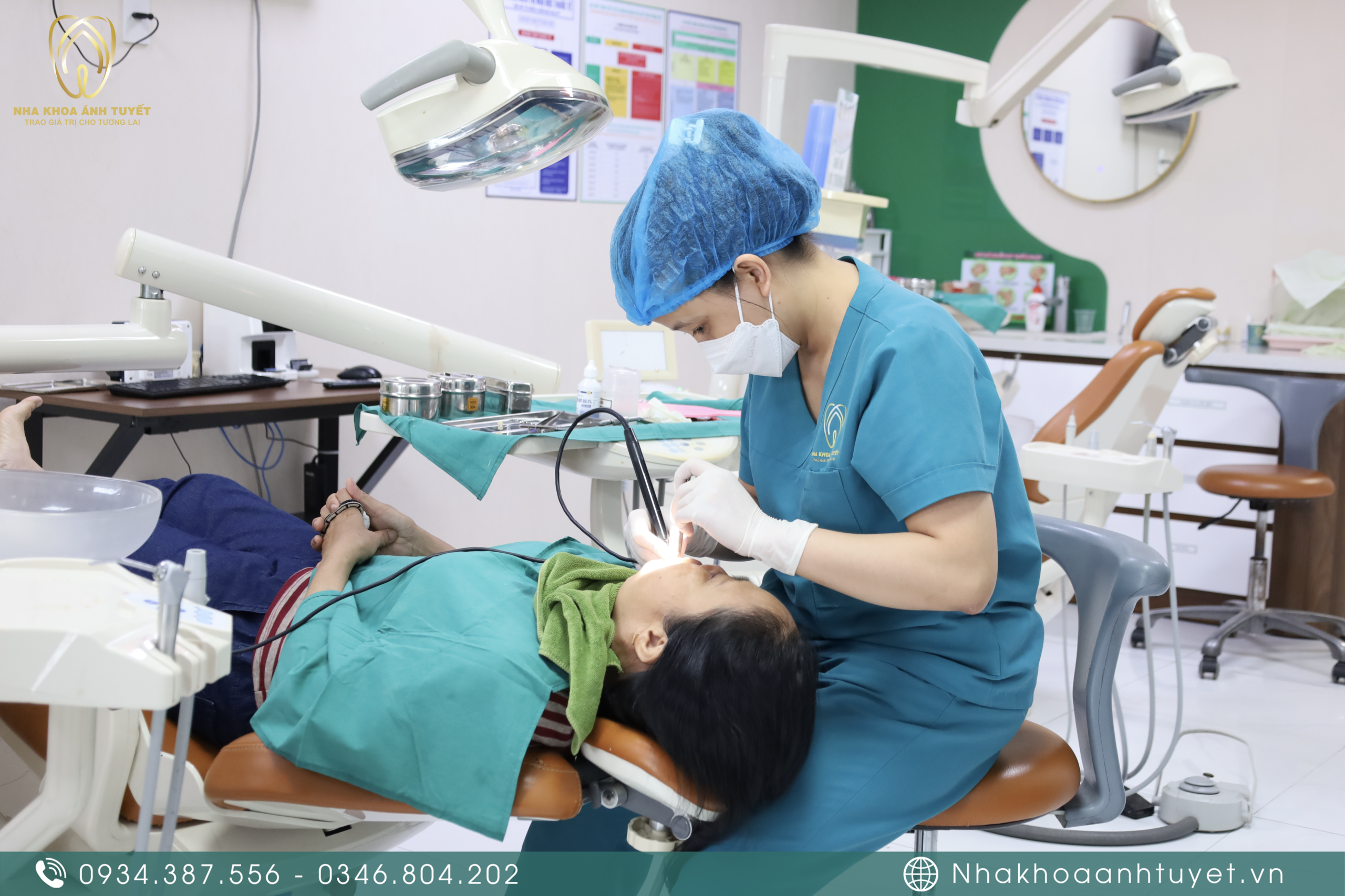 Bác sĩ Nha khoa Ánh Tuyết Tiền Hải thực hiện cạo vôi răng bằng siêu âm êm ái