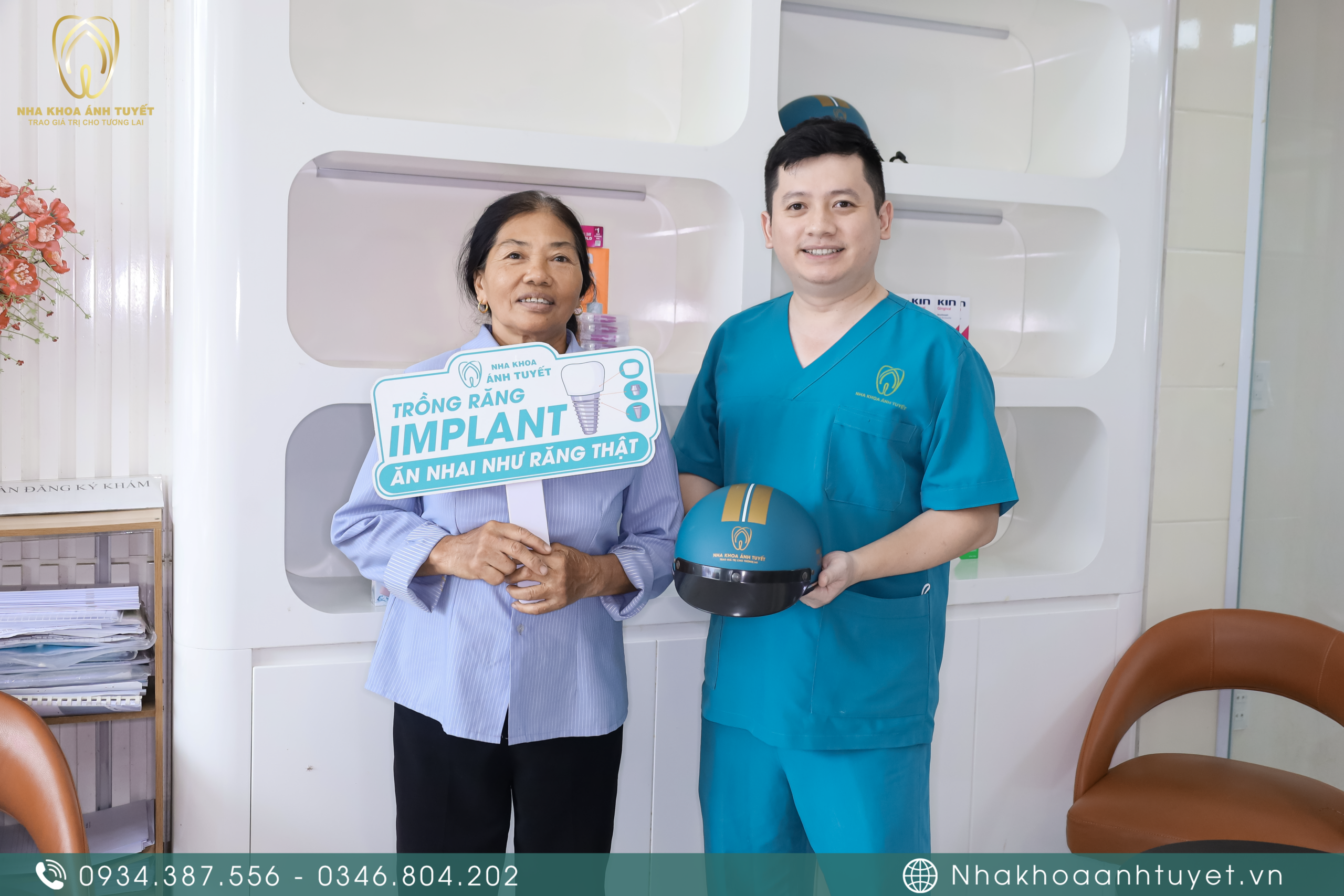 Khách hàng rạng rỡ sở hữu nụ cười chắc khỏe sau khi cấy ghép Implant gần nhà