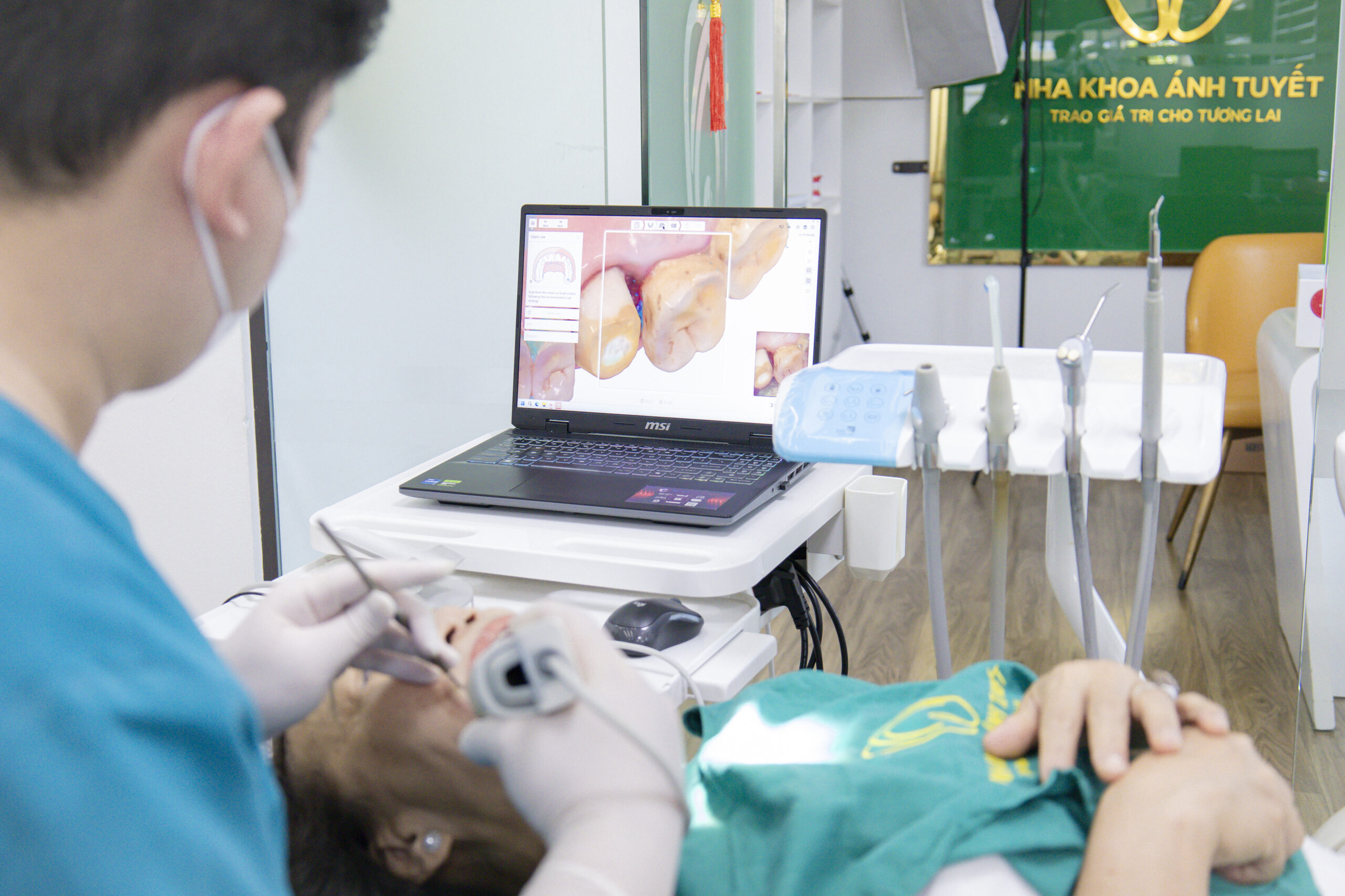 Bác sĩ lấy dấu kỹ thuật số cho khách hàng