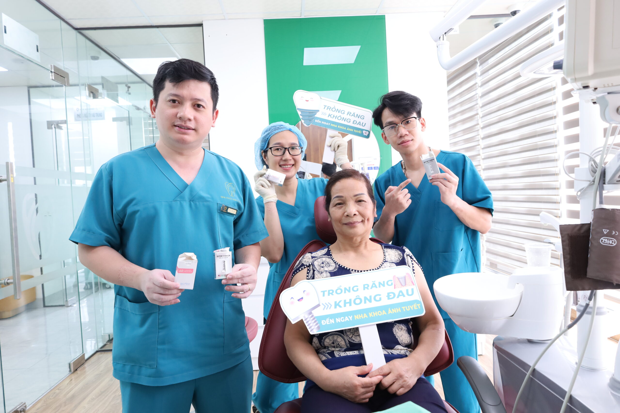 Khách hàng cấy Implant tại Nha Khoa Ánh Tuyết