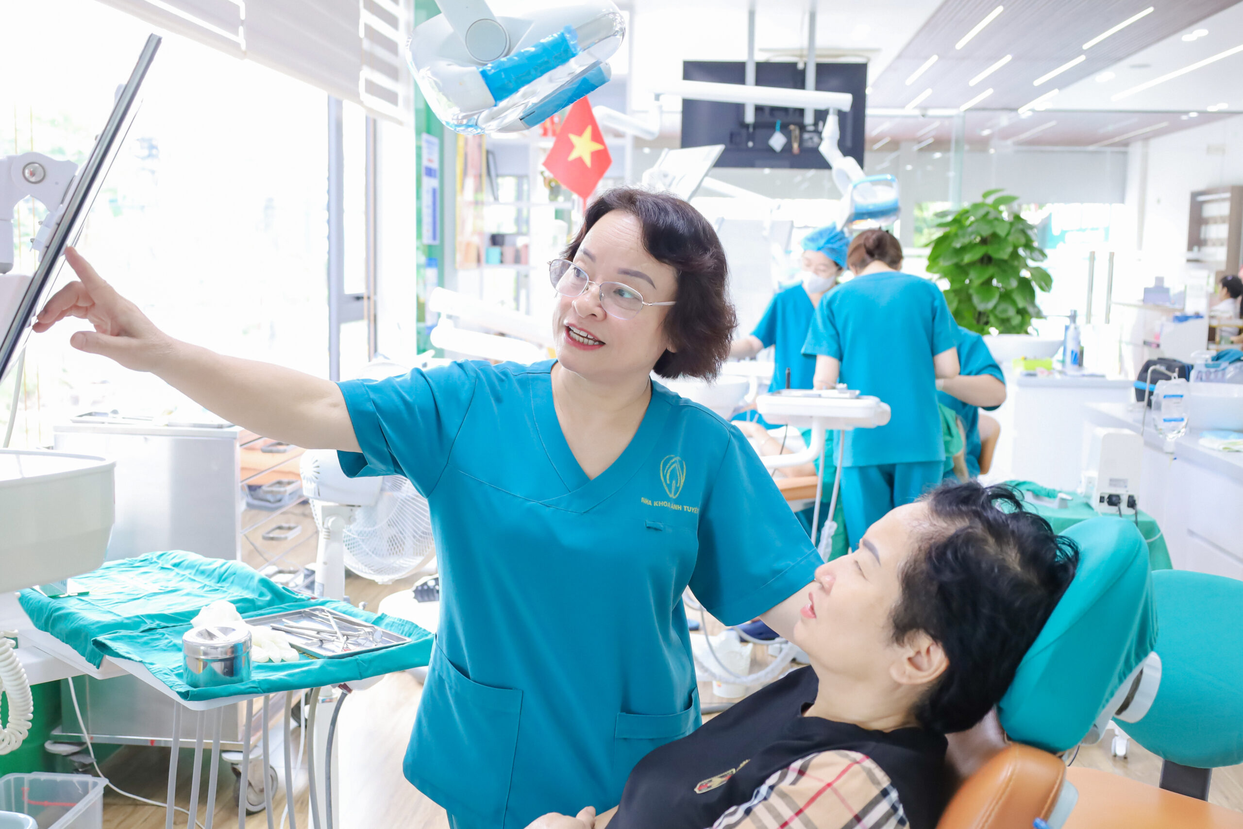 Bác sĩ tư vấn tại Nha khoa Ánh Tuyết