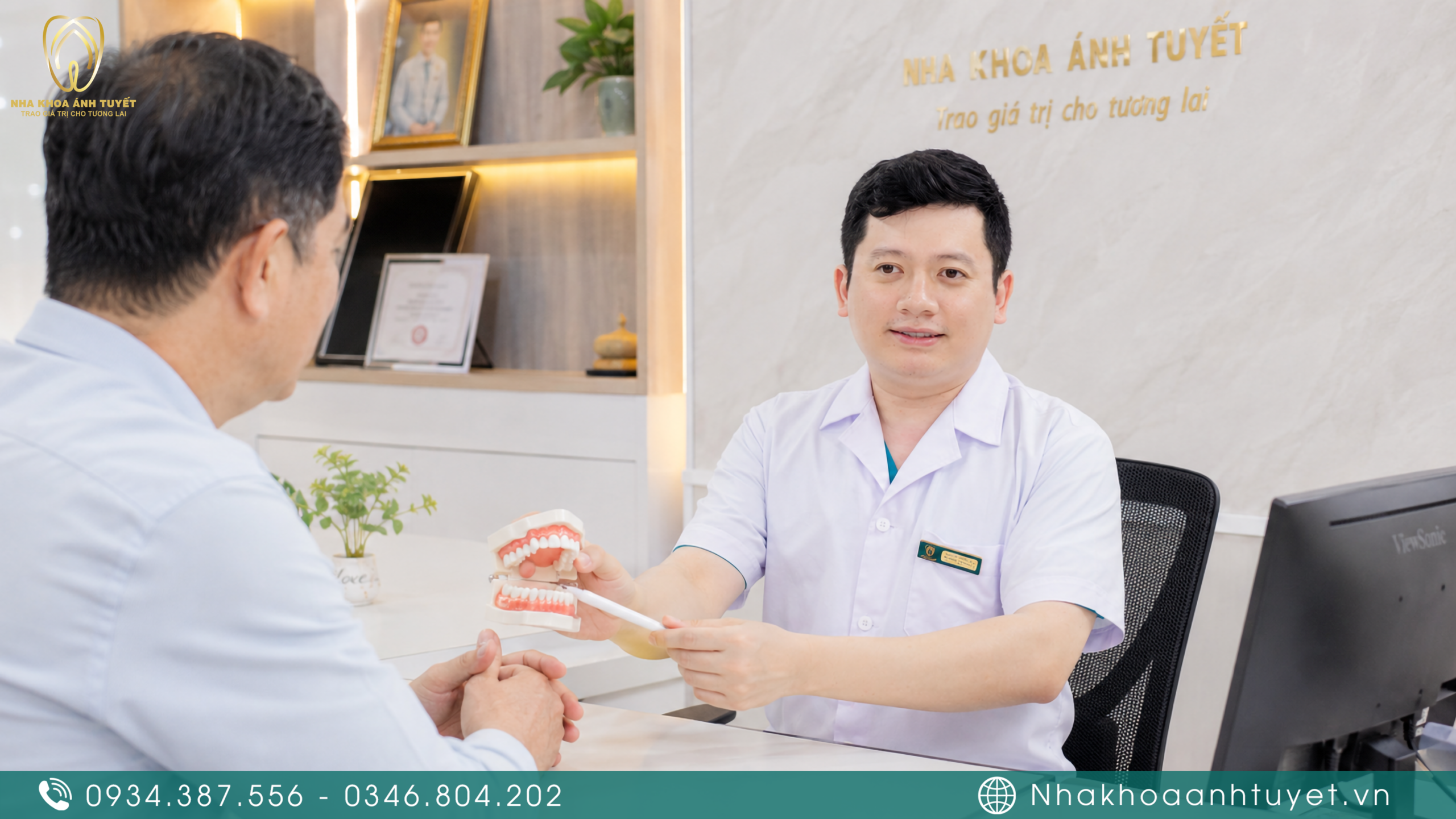 Bác sĩ tư vấn cấy implant có đau không cho bệnh nhân