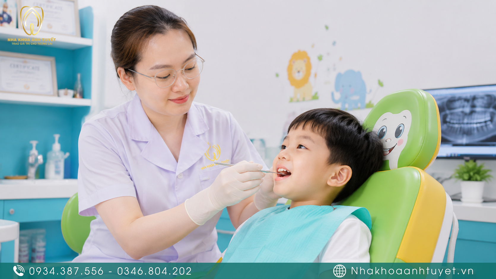 Bác sĩ Nha khoa Ánh Tuyết nhẹ nhàng thăm khám răng sữa bị sâu cho bé
