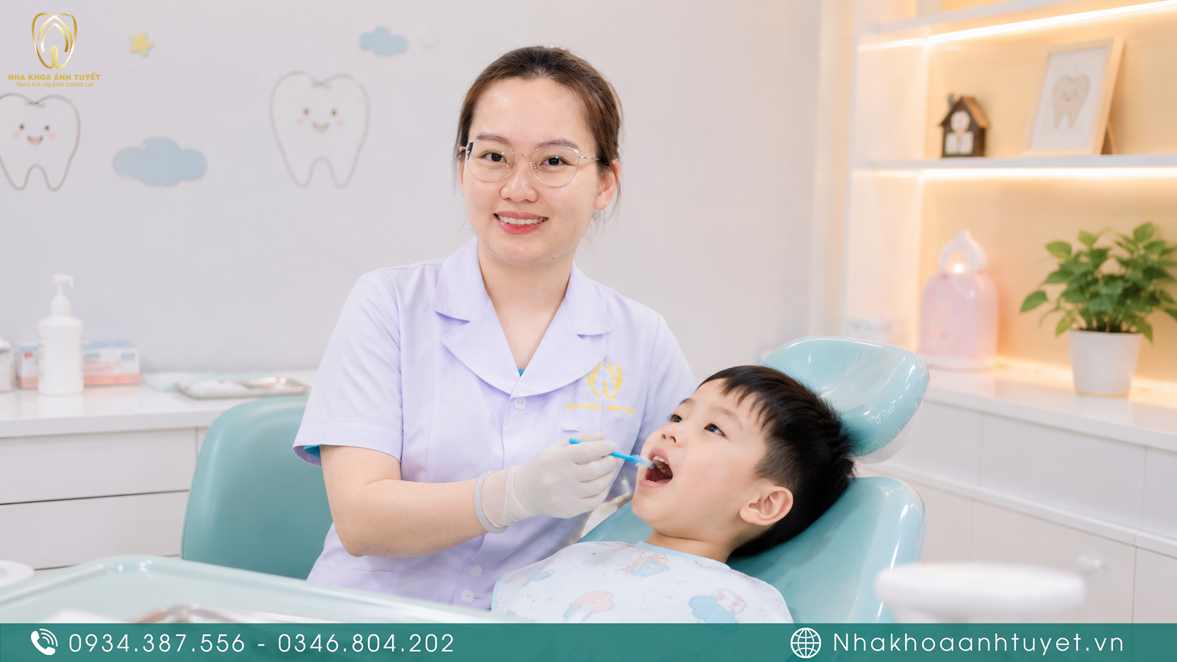 Bác sĩ nhẹ nhàng bôi vecni fluor vệ sinh răng cho bé