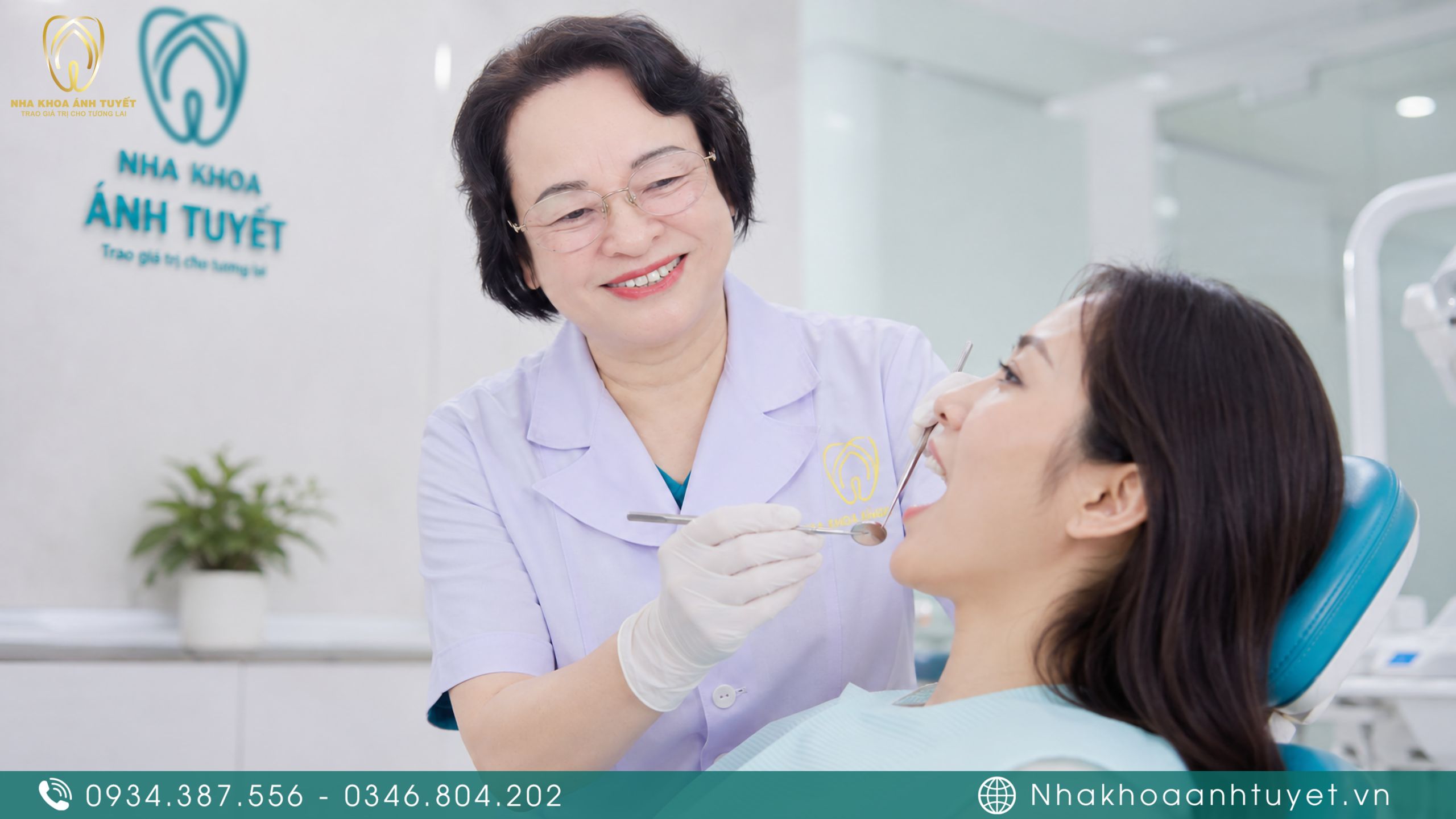 Bác sĩ Nha khoa Ánh Tuyết thăm khám tìm nguyên nhân hôi miệng cho bệnh nhân