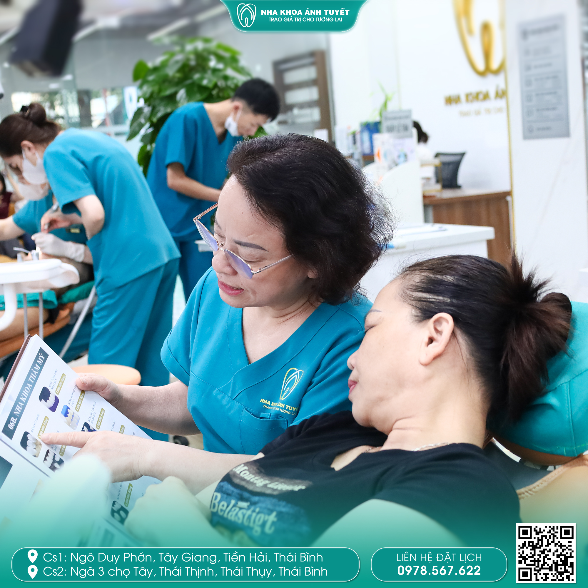 Gia đình vui vẻ rạng rỡ sau khi hoàn thành gói khám răng định kỳ cả gia đình