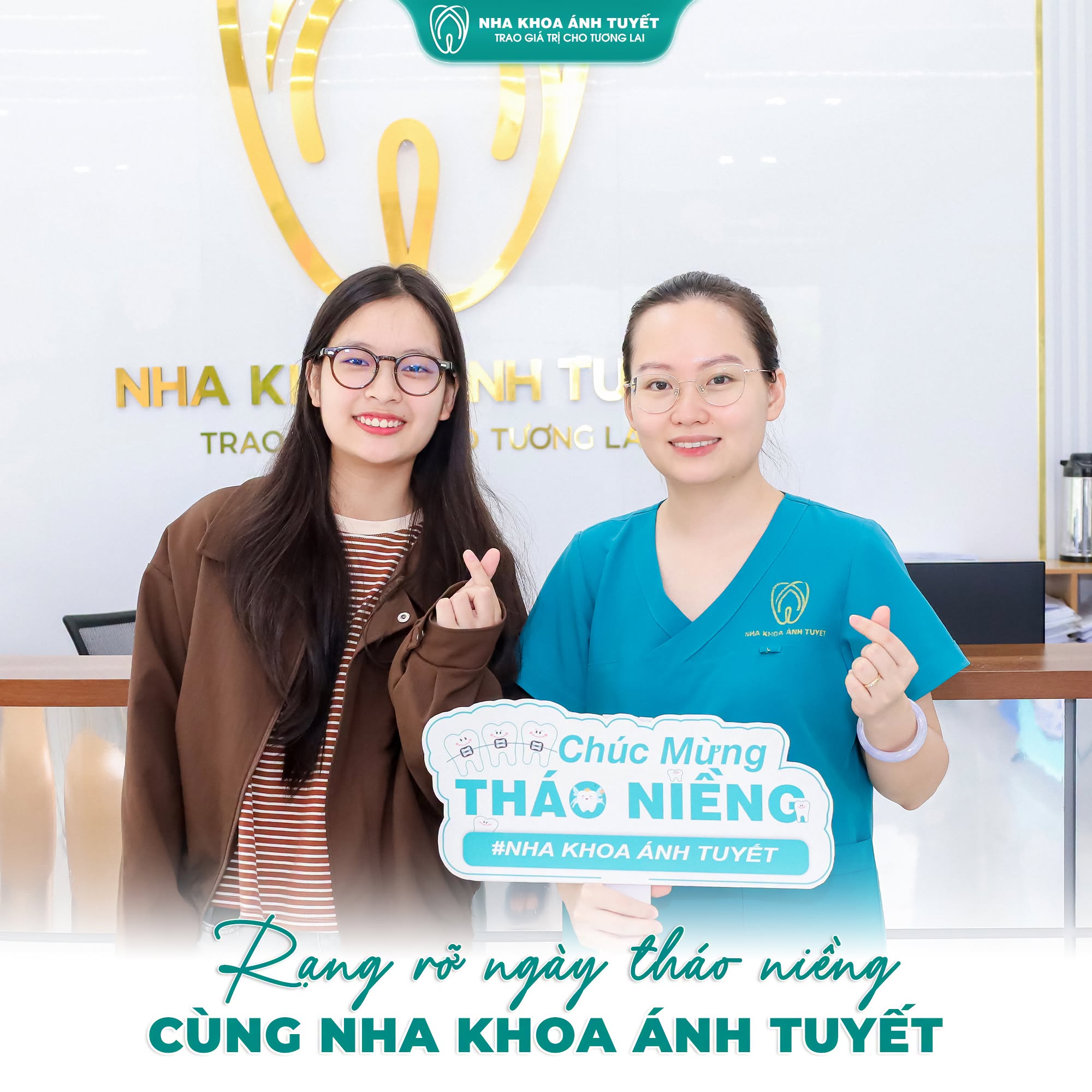 Khách hàng rạng rỡ tự tin sở hữu nụ cười đều đẹp sau khi tháo niềng