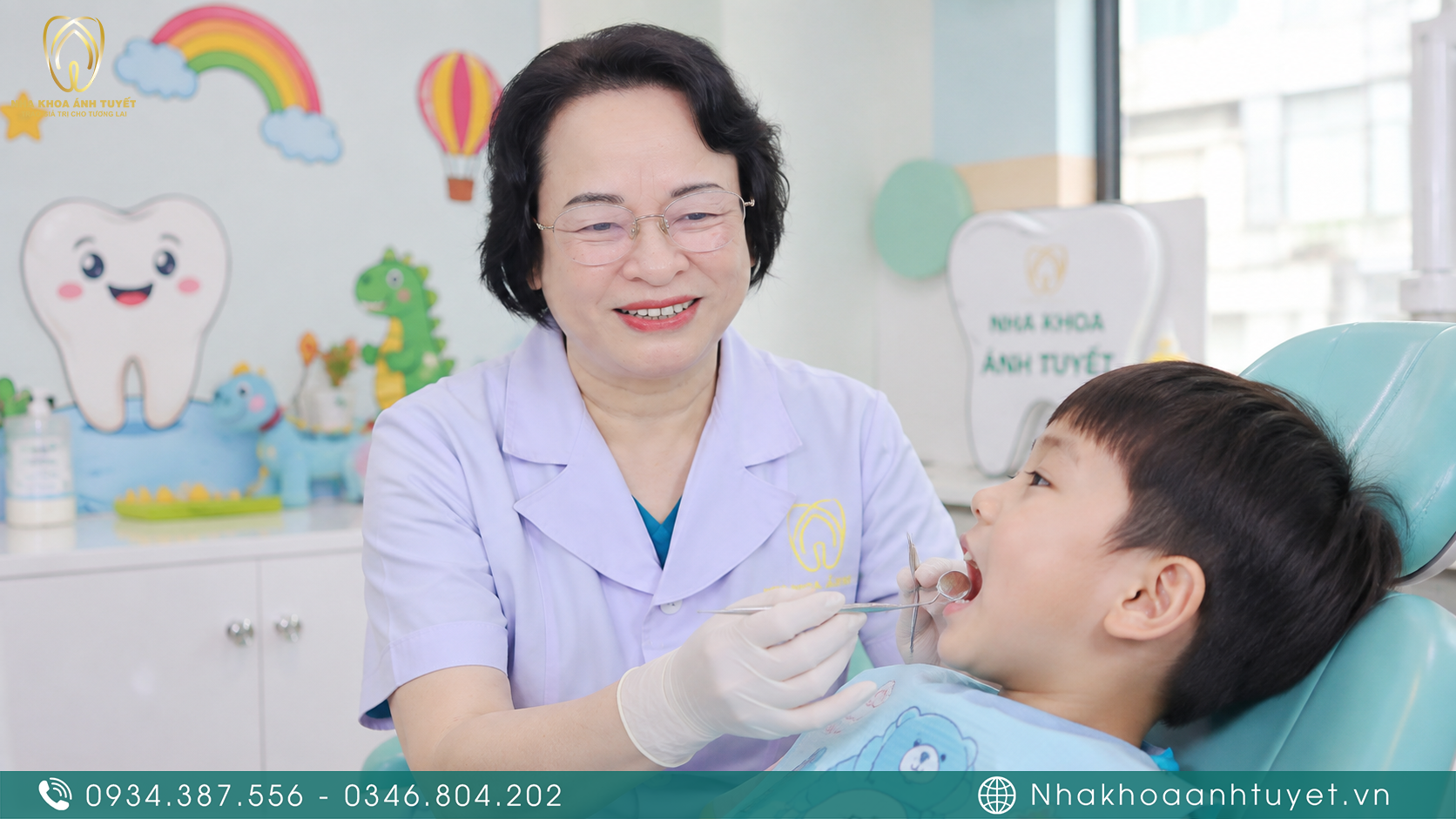 Bác sĩ Nha khoa Ánh Tuyết thăm khám kiểm tra chấn thương răng miệng cho bé
