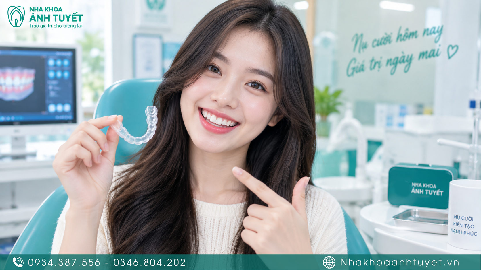 Bệnh nhân mỉm cười tự tin cầm khay hàm duy trì sau niềng trong suốt