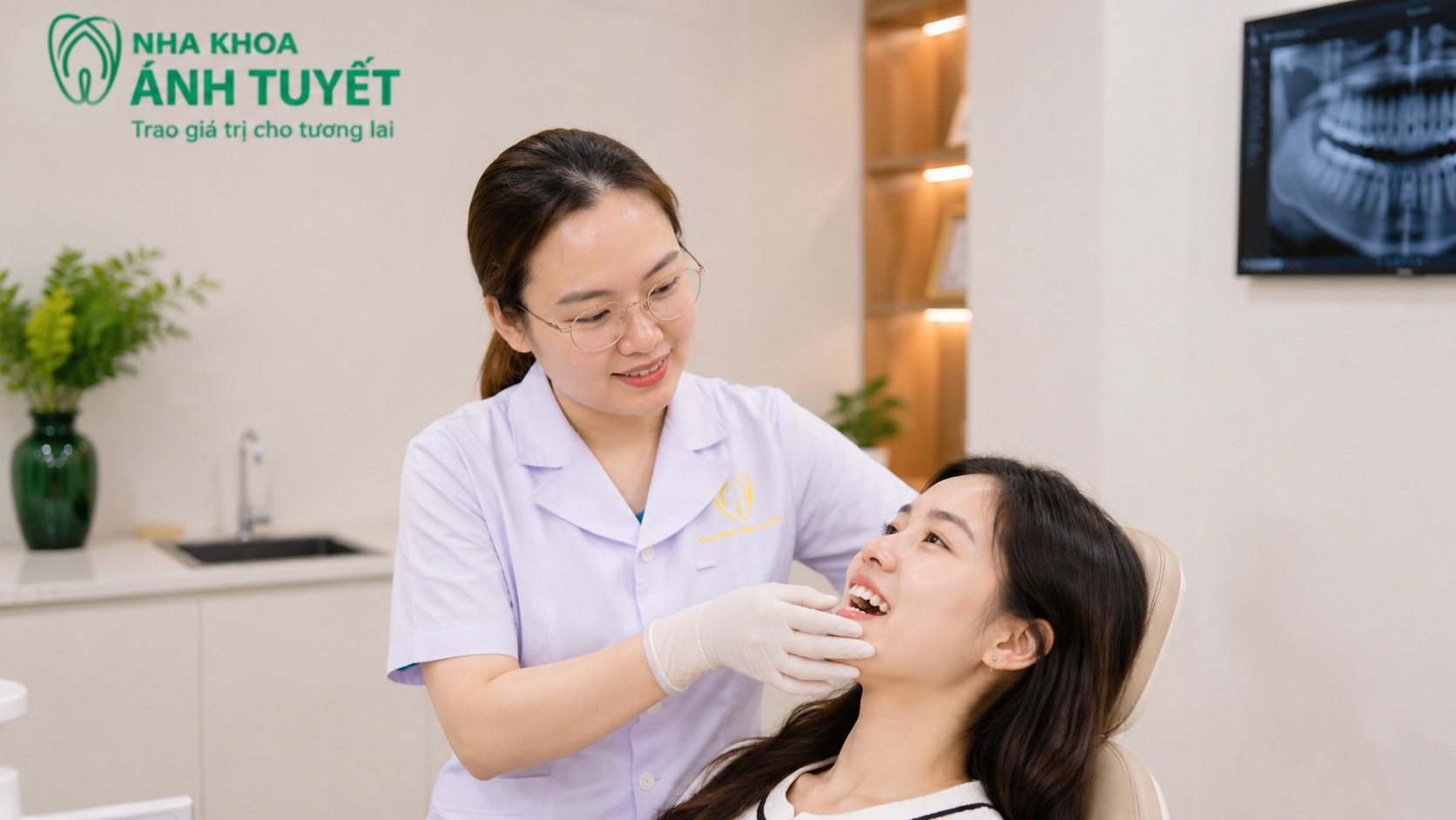 Bác sĩ Nha khoa Ánh Tuyết Thái Bình thăm khám và xử lý cho khách hàng niềng răng