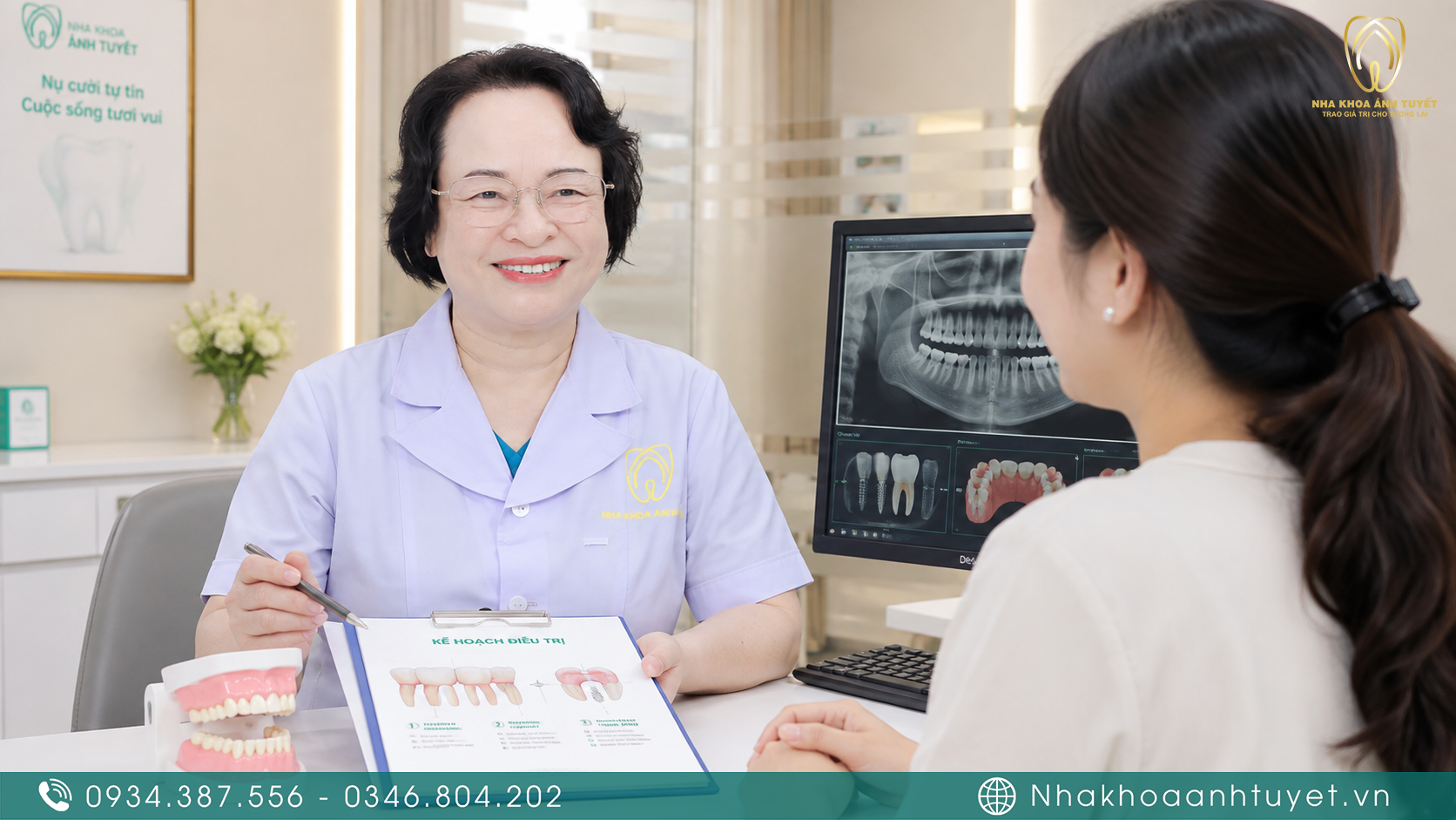 Bác sĩ Nha khoa Ánh Tuyết thăm khám tư vấn phác đồ cho bệnh nhân