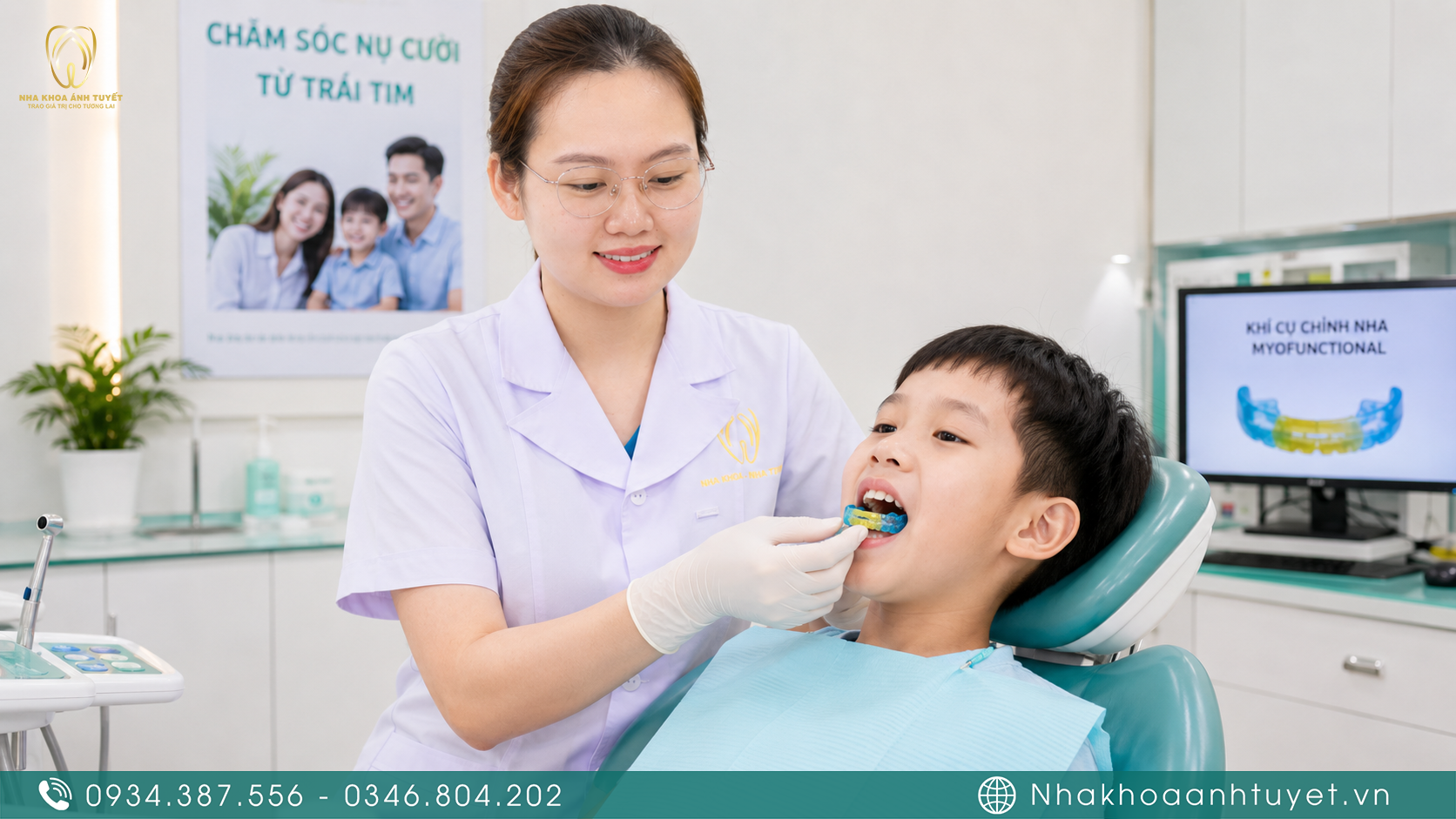 Bác sĩ hướng dẫn bé sử dụng khí cụ tiền chỉnh nha tháo lắp