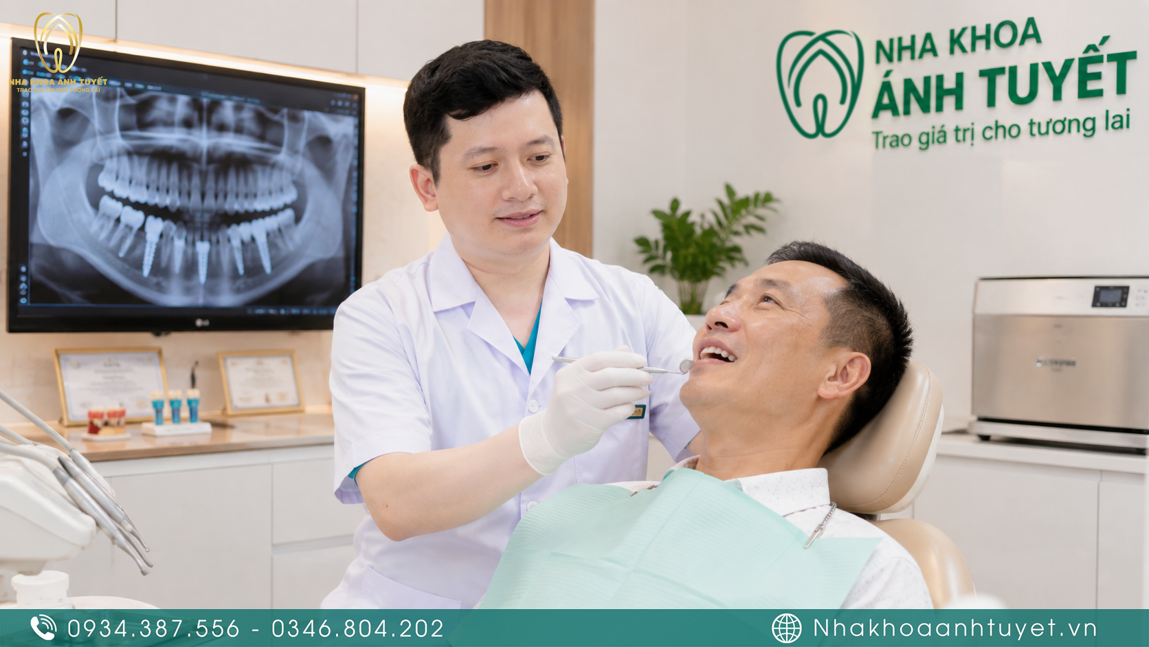 Bác sĩ Nha khoa Ánh Tuyết kiểm tra cho khách hàng