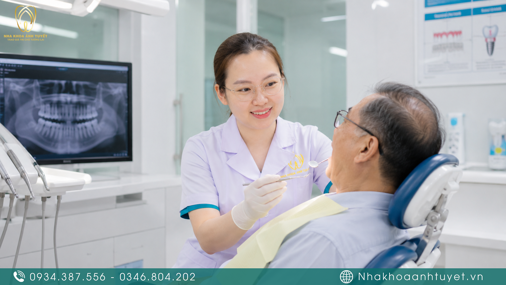 Bác sĩ Nha khoa Ánh Tuyết thăm khám sức khỏe cho bệnh nhân cao tuổi