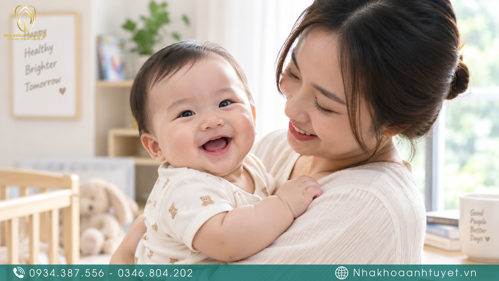 Người mẹ lo lắng kiểm tra nướu của con khi thấy trẻ mọc răng chậm hơn các bạn cùng lứa