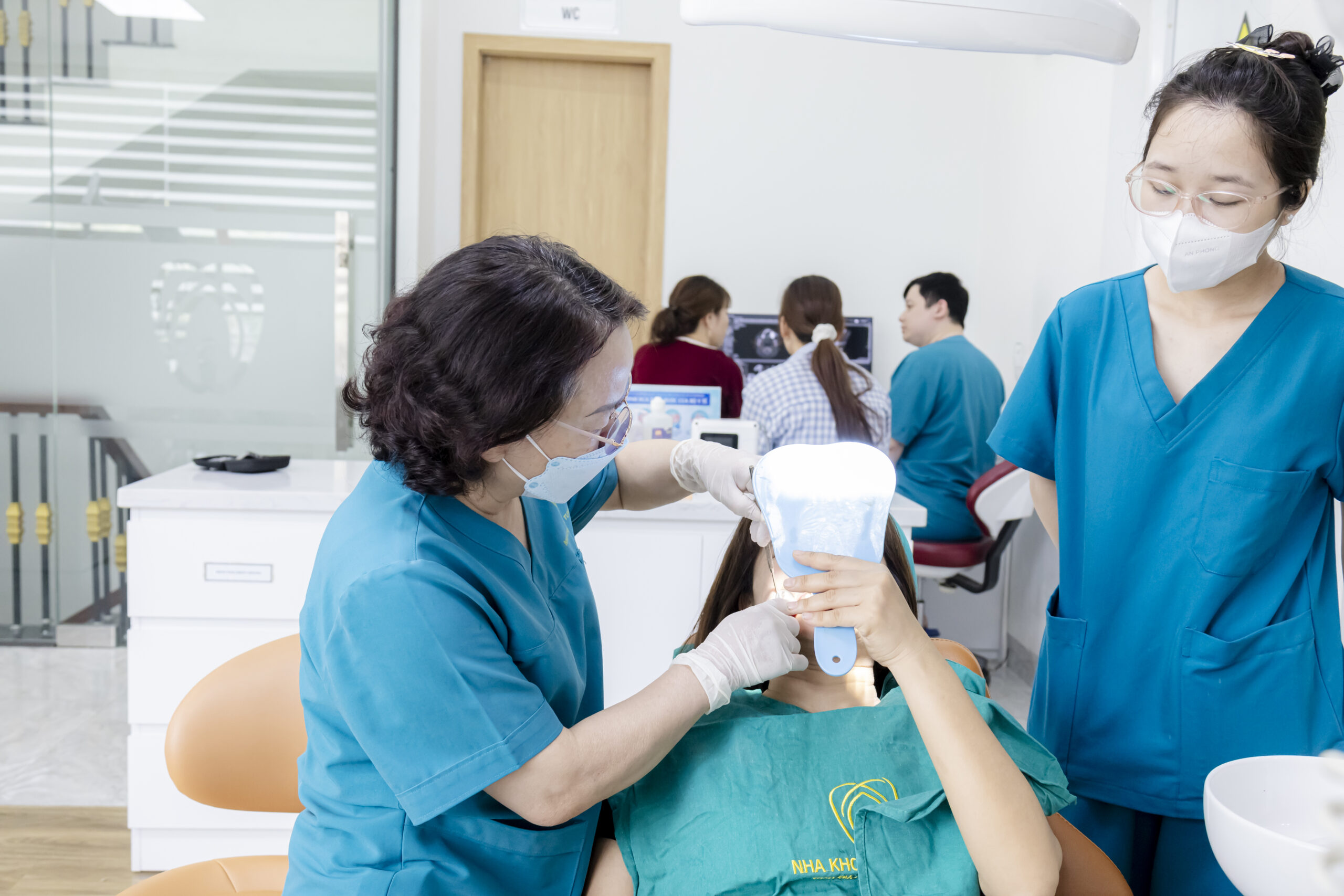Bác Sĩ Kiểm Tra Răng Bị Gãy Vỡ