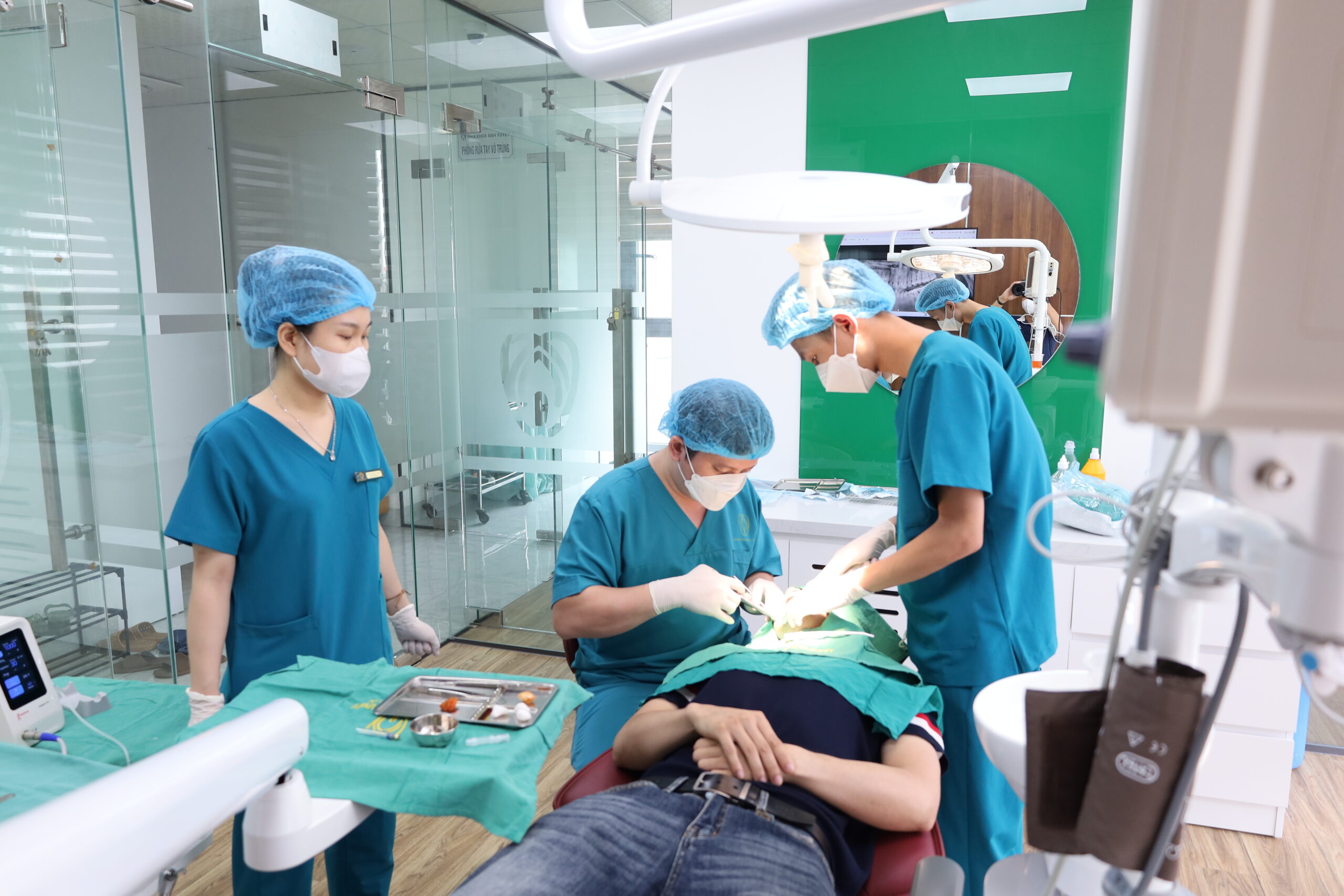 Khu vực phòng phẫu thuật cấy ghép trụ hiện đại tại nha khoa implant Thái Bình