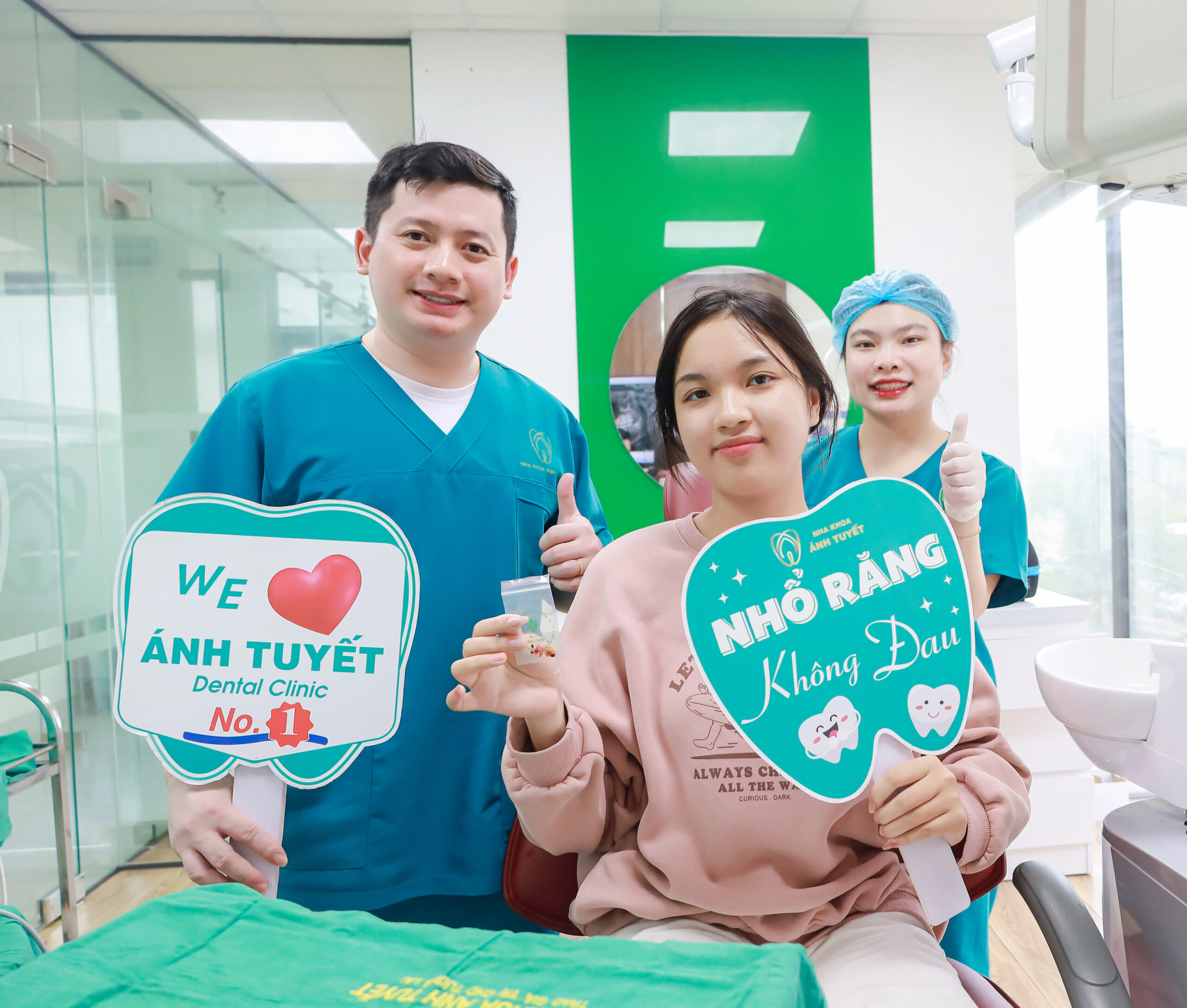 Khách hàng nhổ răng khôn tại nha khoa